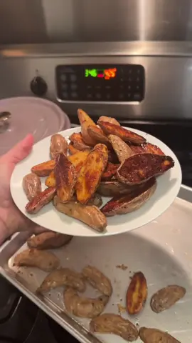 if you aint using your bacon fat to roast potatoes…. You doing it wrong #crispypotatoes 