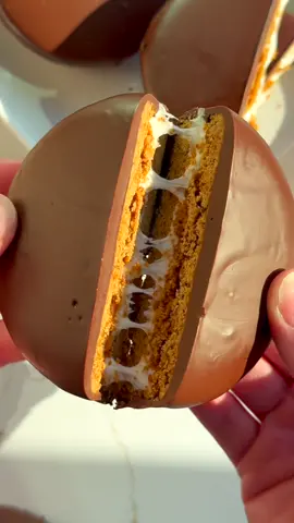 Homemade Moon Pies! 🌕 Find the full recipe on my website, link in bio! 🤎 #Recipe #thesqueakymixer #recipes #recipesoftiktok #homemade #viral #viraltiktok #viralvideo #viralrecipe #dessert #copycatrecipe 