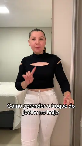 Como aprender o truque do joelho no beijo💋 #dicasdebeijo #beijos #medodebeijar #comobeijar #tenhomedodebeijar #primeirobeijo #beijodelingua #beijarbem  #aprenderabeijar #labios #lingua #boca #comobeijaralguém #perderobv #truquesnahoradobeijo #beijonopescoço #beijao #bv #bvl #bocavirgem #horadobeijo #beijar 