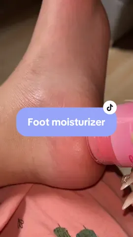 foot moisturizer para pinkish and soft ang talampakan✨#footmoisturizer #footmoisturizingcream #footmoisturizing #moisturizer #fyp #foryourpage #foryoupage #foryou 