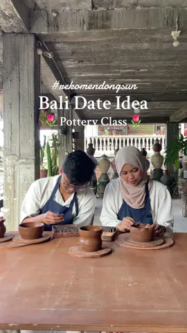 Date ideas yang harus kalian coba, Pottery Class! 🥰✨ Sesi kelasnya 1 jam, dimulai dari penjelasan tentang material clay yang dipake lalu ditunjukkan proses pembuatannya dan langsung masuk ke bagian praktek. Kita dikasih 2 clay yang artinya kita bisa ngasilin 2 produk sekaligus. Tenang aja walaupun belum pernah coba sebelumnya, kakak di sini sangat membantu dan menuntun dengan sangat baik, jadi bawaannya tenang dan menyenangkan 🤗 Selain kelas pottery, juga ada kelas drawingnya juga. Untuk pottery class ini produknya harus dikeringkan di tempat jadi ga bisa langsung dibawa pulang yah 📍 Serayu Pot, Ubud 📌 Harus reservasi dulu, karna takutnya kelasnya udah full jadi make sure untuk book jadwal kamu  #balidateidea #dateideas #balithingstodo #ubudthingstodo #ubudbali #rekomendasidate #rekomendongsun 