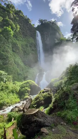 The Citambur Waterfall awaits 🌿💦. Spend a perfect afternoon enveloped in the splashes of nature. A hidden gem worth exploring! 🍃✨ 📍Citambur Waterfall, Cianjur, West Java 📸: @_rianfirdaus #WonderOfNature #CiTamburWaterfall #BandungEscape #WonderfulIndonesia #WonderfulJourney 