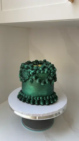 Emerald Green ✨ #emerald #emeraldcake #iridescent #vintagecake #heartcake #cakesoftiktok #niagarafalls 
