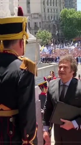 MILEI 🤝🏻 GRANADEROS #milei #mileipresidente #mileipresidente🇦🇷 #javiermilei #presidente #granaderos #mileigranaderos #🦁 #lalibertadavanza #argentina #argentina🇦🇷 #motivacion #motivation #parati #viraltiktok #Viral #viralvideo #tiktok #foryou #foryoupage #foryourpage #fyp #fypシ #fypシ゚viral #respect #respeto @Javier Milei @Neura 