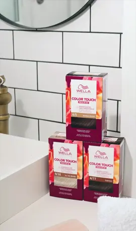 Un kit clé en main pour une coloration professionnelle à domicile 🤩  Découvre notre #ColorTouchFreshUpKit pour :  🧑‍🦳 Couvrir les premiers cheveux blancs (jusqu’à 50% de couverture)  ✨ Pour raviver un reflet  👱 Pour entretenir un blond, un balayage  Tenue jusqu’à 28 shampoings ! Idéal pour un rafraîchissement en 20 minutes, entre deux rendez-vous chez ton coiffeur ! 😉  #WellaFrance #WellaColor #ColorationCheveux #KitColoration#wellahair #wellaeducationfrance #wellaeducation #wellaeducation #wellafamily #wellalove #askforwella 