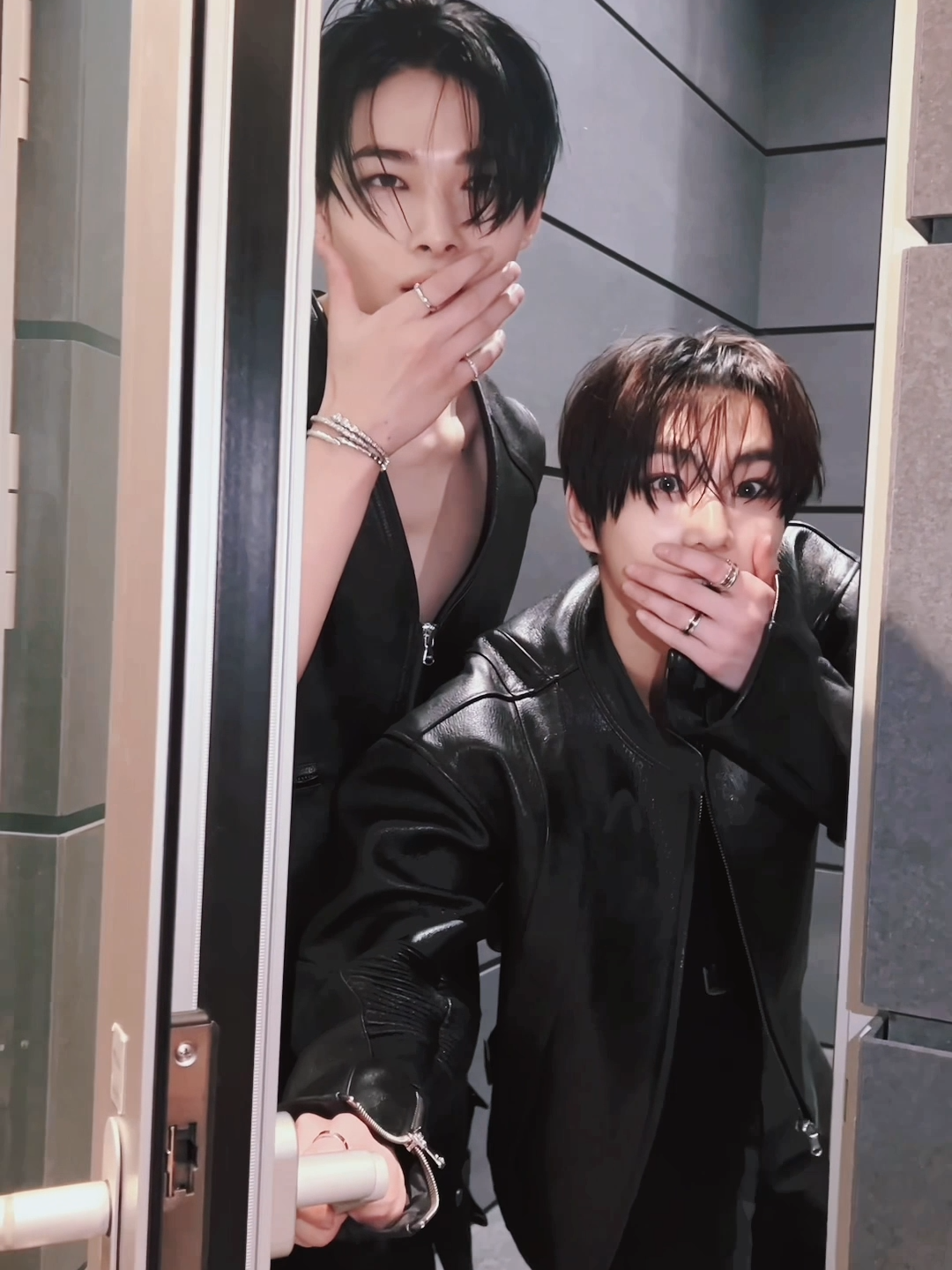 Standing in the mirror🔥 #JUNGWON #NI_KI #ENHYPEN #불가리 #Bulgari