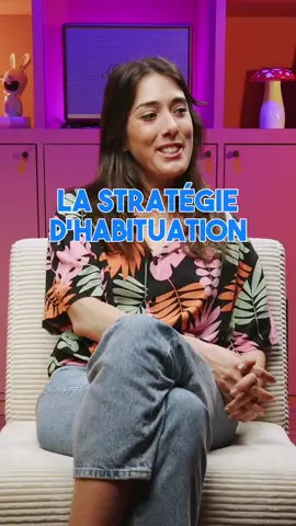 Magnétique 🧲 mais comment … ? Utilise la stratégie d’habituation pour inverser le rapport de force, et intéresser ceux que tu rêves d’atteindre ! C’est simple. Tu habitues ton prospect à recevoir de la valeur. Tu lui donnes des conseils, tu lui apportes des solutions, tu lui montres que tu es là pour l’aider. Et puis un jour, tu arrêtes. Que se passe-t-il ? Ton prospect est accro. Il a besoin de cette valeur que tu lui apportais. Il va te chercher, te demander de l’aide. Et là, tu inverses le rapport de force. Comment faire ? 1️⃣ Apporte de la valeur régulièrement. Pas une fois par mois, mais chaque semaine, voire chaque jour. 2️⃣ Sois généreux. Ne compte pas le temps passé, ne mesure pas la valeur apportée. Donne, donne, donne. 3️⃣ Sois patient. L’habituation prend du temps. Ne t’attends pas à des résultats immédiats. Puis, laisse-le venir à toi. Alors, prêt à essayer ? ❤️