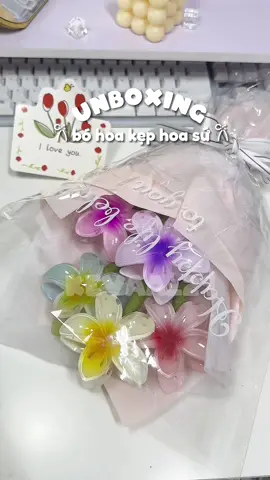 Bó hoa kẹp tóc hoa sứ ✨🖇️🌸 #keptochoasu #kẹptoc #kẹptocxinh #kẹptochoasu #kẹptochottrend #kẹphoasứ #bohoakephoasu #bóhoakeptoc #unboxing #xhuongtiktok #viralvideo #foryou 