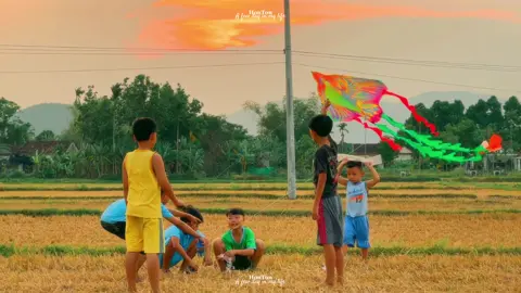 “Tôi đủ lớn để hiểu rằng, mỗi năm thế giới mỗi đổi thay và lòng người cũng khác. Tuổi ấu thơ chỉ có một con đường để cùng nhau chung bước. Khi lớn lên, trước mắt ta có lắm nẻo đường đời, bao nhiêu số phận là bấy nhiêu ngã rẽ, làm sao người chẳng quên người.”