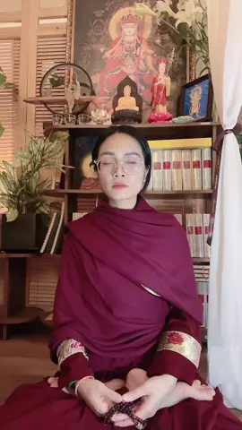 🌸🌿LƯU Ý CƠ BẢN KHI TRÌ CHÚ (Viết trên trải nghiệm cá nhân của bản thân, mong quý vị cởi mở tham khảo 🙏) 1. Khi thọ trì bất kỳ Thần chú nào hãy tìm hiểu về nguồn gốc, lý do xuất xứ của câu Thần chú.  2. Tìm hiểu về ý nghĩa và công năng của câu Thần chú để bạn biết chắc rằng thần chú bạn đang hành trì đi đúng với một số mong cầu cá nhân hay cao cả hơn là mục tiêu tu tập của bạn. ( Ví dụ bạn muốn thực hành và phát khởi Tâm từ thì thần chú Đức Tara xanh, Lục tự minh chú có thể hỗ trợ)  3. Một điều vô cùng quan trọng là hãy tìm hiểu về bổn nguyện hay các hạnh tu của vị Bổn tôn và nương theo bổn nguyện cùng hạnh tu đó để quý vị tu tập. Đó là cách tốt nhất giúp bạn có thể có chút kết nối nào đó với vị Bổn Tôn hay có chút liên kết, tương thông với câu Thần chú. (Ví dụ nếu thọ trì thần chú lục tự đại minh thì vị Bổn Tôn chính là Đại đức Quán Âm, hạnh tu của Ngài là Nhẫn nhục, Bố Thí, Từ, Bi, Hỷ, Xả, Giới, Định, Tuệ. Và bạn cần nương vào các hạnh đó và thực hành theo)  4. Xin hãy hiểu sâu sắc rằng: việc bạn thọ trì thần chú là để tu tập phát triển, tăng trưởng Bồ Đề Tâm và khai mở Trí Tuệ chứ không phải để luyện ra thần thông hay các khả năng siêu việt nào đó, dùng để cung ứng những khái ái về thế giới vật chất hay tâm linh của bạn. Hãy nhớ kỹ điều này để chắc chắn rằng những khát ái vô minh của bản ngã không dẫn dắt các bạn lạc đường và tà đạo. Xin hãy khắc cốt ghi tâm rằng: Thần thông cũng không thắng nổi nghiệp lực! Cái suy nghĩ khi tôi trì chú tôi sẽ được sự bảo hộ của chư Phật,Bồ Tát,Hộ Pháp nên tôi là cái gì đó rất cao siêu, bất khả xâm phạm, ai động vào tôi, ai đối xử không tốt với tôi kẻ đó sẽ bị trừng trị. Suy nghĩ đó vô cùng nguy hiểm cho chính bản thân quý vị. Xin hãy luôn giữ sự sáng suốt, tâm thiện lành trong mọi tình huống có thể.  5. Một điều vô cùng, vô cùng đặc biệt trong trọng đó là tất cả các trạng thái, sắc thái, hình thái v..v... sanh khởi trong quá trình trì chú hãy quán hết về khổ, vô thường, vô ngã và hướng tâm về sự buông bỏ xả ly, không nên dính mắc hay bám chấp cho rằng cái vi diệu này là của tôi, do công phu tu tập đỉnh cao của tôi mà đạt được có được. Xin hãy nhớ rằng pháp bạn đang hành trì là hướng tới Từ Bi, Trí Tuệ, Giải Thoát, đó là mục đích tối thượng.  Mong rằng chút kinh nghiệm cá nhân của mình hữu ích cho quý bạn🙏 Nguyện các cõi giới đều an ổn, phước trí vô biên lợi quần sanh 🙏🌸🌿 Nam Mô Phật Pháp Tăng Tam Bảo 🙏🙏🙏