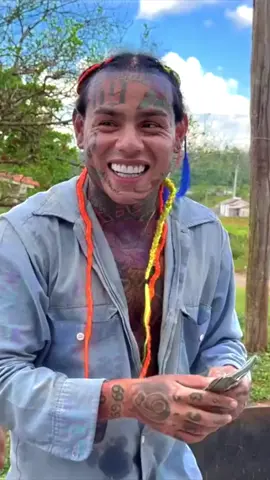 6ix9ine gives back to the people of Cuba ❤️💸 #tekashi #6ix9inefan🌈💕 #tekashi69 #tekashi6ix9ine #6ix9ine