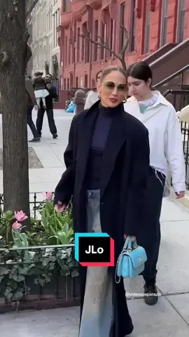 Jennifer Lopez (JLo) house hunting w/ family in New York. #jlo #jenniferlopez #jennifer #lopez #paparazzi #paparazzivideos #nyc #newyork @JLO 