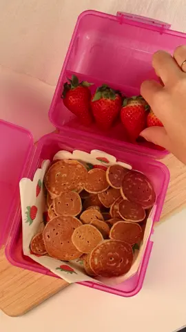 Delícia saudável para a lancheira! 🍌🥚 🥣 Com apenas 4 ingredientes simples: bananas maduras, ovos, farinha de aveia e uma pitada de canela.  Prepare um lanche nutritivo e rápido pras lancheiras 😋 #ReceitaSaudável #LancheiraNutritiva #lancheiradavalentina 