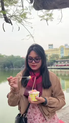 Cobain Chiki Ngebul/ Ice Smoke di Hoan Kiem Lake, Hanoi #chiki #jajanan #hanoi #hoankiemlake #vietnam #infokuliner #jajanmurah #streetfood #vietnamesefood #vietnamesestreetfood #vietnamstreefood #hanoifood #hanoistreetfood #icesmoke #chikiballs chiki berasap
