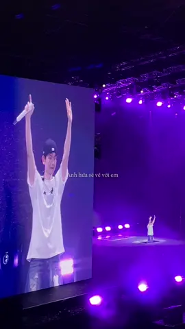 Xếp đồ ra lại khóc thêm 1 trận nữa 😭 huhu toi nhớ anh ta quá đi thoiii #lonsdaleite #lonsdaleiteinvietnam #baekhyun #exo #concert #baekhyunee_exo 