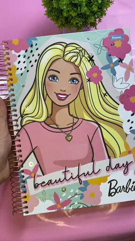 Um caderno da Barbie é um caderno com temas e imagens da personagem Barbie, geralmente destinado a crianças, especialmente meninas, que são fãs da franquia. Esses cadernos podem ser encontrados em lojas de material escolar e são populares entre os jovens que admiram a Barbie. ✅Cad. Barbie  ✅10 matérias  ✅160 folhas  ✅muito bem personalizado da Barbie.  Loja on-line  @a.magia.de.papel  🛒pedidos via link da bio📲⬆️ @foronioficial  #foroni #cadernos #barbiedoll #amantesdepapel 