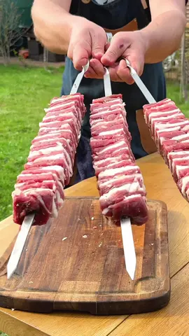Шашлик наполеон з яловичини🤤 🥩 Якщо ви ще думаєте що приготувати на вихідних - зберігайте рецепт! Це оверсмачно 🤤🔥  Соковитість - 10/10  Смак 10/10  Для рецепту:  Яловичина мʼякоть - 1-1.5 кг  Курдючний жир (або яловичий внутрішній, або сало - який буде такий і додавайте) я брав курдюк 0.7 кг  Сіль, суміш з 5 перців, розмарин гілочка суха Цибуля шалот 1 шт  🧊Підморожуємо тацю з нашим шашликом і нарізаємо порційно на шампури, а потім нарізаємо поштучно вже на шампурах.  Далі все за відео, рецепт простий, але такий смачний що ви не пожалкуєте!  #шашлик #шашлыкнаполеон #шашлык #рецептшашлика 