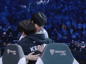 mình sẽ dõi theo hành trình của các cậu.  #deft #t1 