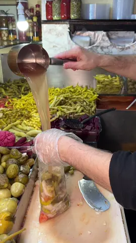 Türkiye’nin en eski turşucusu 🙋‍♂️ İstanbul Beşiktaş’ta soydan turşuları denemeden geçmeyin derim. #SokakLezzetleri #NeYesekYaa #Food #Turşu