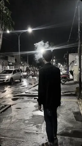 #fyp #kita hanyalah pengelana yang lupa jalan pulang entah berakhir di pelukan ibu,atau dekapan tuhan😃