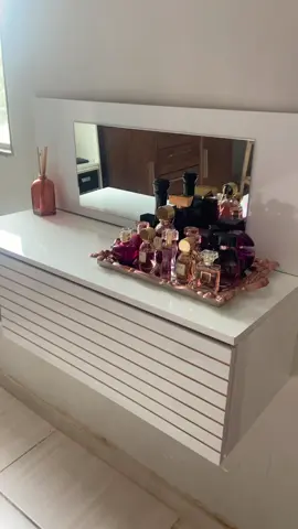 Eu estou amanda minha penteadeira nova #romantize #romantizesuavida #perfume #perfumes #colecaodeperfumes #penteadeira #penteadeirasuspensa #penteadeiracamarim #mercadolivre 