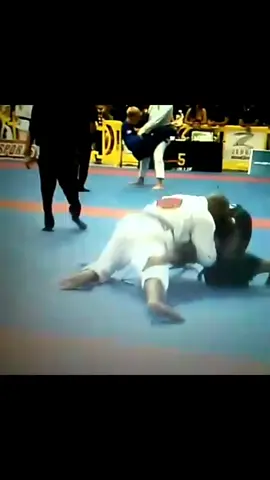 Learn the sit out to escape from larger opponents. #brazilianjiujitsulifestyle #wrestling #grappling 🎖🏆🤼🎖🏆🥋