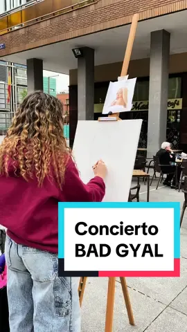 Pintando un cuadro en la fila del concierto de @Bad Gyal en @WiZink Center LIKE PARA PARTE 2. #art #artist #wizinkcenter #badgyal #pintandouncuadroenlacoladelconcierto #pintando 