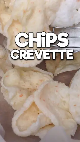 A faire MAISON : les CHIPS aux CREVETTES ! Les chips aux crevettes maison sont faciles à faire. Elles sont bien meilleures que celles du commerce car elles contiennent davantage de crevettes,  et aucun arôme artificiel ou autre additif. A la cuisson ne les laisse pas jaunir, elles perdraient leur parfum. Bon appétit ! 👩‍🍳 Ingrédients pour 250g de chips environ 150g de fécule de tapioca 150g de crevettes crues 70ml d’eau 1 c à c de sel Huile de friture #chips #crevette