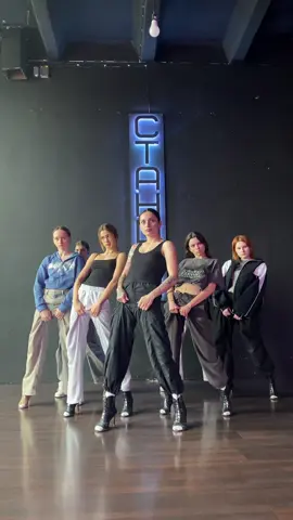 під який звук хочете наступне танцбвальне відео? 🙃 #fyp #foryoupage #танцюрист #танцікиїв #танці #dancer #dance #trend #тренд  #heels  