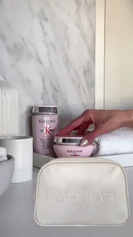 Elaborado para nutrir el cabello afectado por la caída del cabello debido a la rotura, este exclusivo pack cuenta con el Bain Nutri-Fortifiant y la  Masque Reconstituant. 🤍Perfecto para un cabello mediano a grueso propenso a la caída del cabello, esta lujosa combinación restaurará la vitalidad y fuerza a tu cabello, asegurando que crezca renovado. 🪷Infundido con una armoniosa mezcla de ingredientes como las células nativas de Edelweiss y la raíz de jengibre, este dúo de poder no solo fortifica y refuerza la hebra, sino que también deja un aroma fresco y estimulante, que recuerda a un jardín de primavera en plena floración. ¡Sumérgete en el poder transformador del Génesis y deja que tu cabello renazca como nunca antes! Consigue el tuyo ahora en nuestra web o en el salón www.beauty-outletshop.com  📍 calle tulipanes 150 tda 4 Urb El Polo Hunt Surco  #Kerastase #tratamientosparaelcabello #cabellosanoybrillante #cabellohidratado #kerastaseperu #beautyoutlet #kerastase #genesiskerastase #kerastasegenesis 