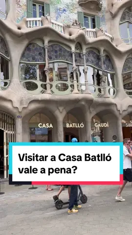 Vale a pena visitar a Casa Batlló? Essa é uma pergunta que muita gente se faz quando está organizando sua viagem a Barcelona na Espanha. E na nossa opinião, vale muito a pena! É praticamente impossível não se impressionar com essa obra-prima de Gaudí. Cada cômodo é uma explosão de cores, formas e texturas. Mas não vacila! Nossa dica é que você tente organizar a sua ida com o máximo de antecedência possível. Assim você vai conseguir garantir o melhor dia e horário pra aproveitar todos os espaços dessa obra de arte. Se esse vídeo foi útil pra você, então curte e salva pra não perder ele de vista. E se souber de alguém que também precisa dessa dica, dá essa força e compartilha o vídeo com ela. E aí, Partiu?! #casabatllo #gaudi #barcelona #valeapena #arquitetura #historia #magia #beleza #reels #dicas #viagem #cultura #partiuamil 