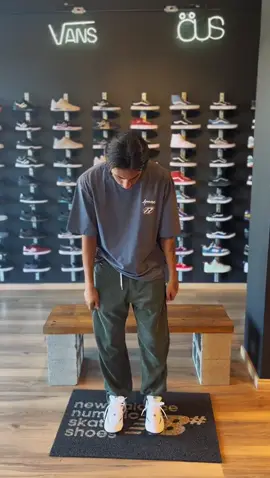 A nova calça Hocks que você vai amar. Em veludo!! 🤯#distrito #streetwear #streetwearculture #style #urbanstreetwear #street 