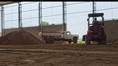 Nossa mini pá carregadeira carregando caminhão #terraplenagemcastro #maquinaspesadas #yanmar #fy #foryou 