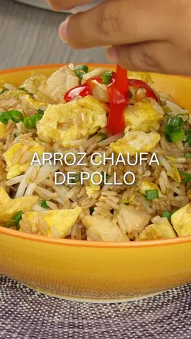 Arroz chaufa de pollo, una receta casera y facilísima, con todo el sabor del chifa. 💯👌 Ingredientes: - 4 tazas de arroz cocido - 300 gramos de pechuga de pollo - 3 huevos - Cebolla china picada - 1 puñado de frejol chino - 1 cucharadita de kion rallado o picado finamente - 1 cucharadita de aceite de ajonjolí - Aceite en cantidad necesaria - Sal - Sillao #recetafacil #chifa #arrozchaufa #chaufa #comidaperuana #buenazo 