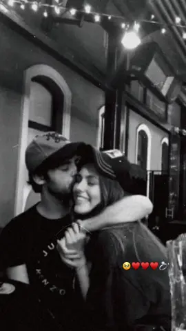 روحي يا عيني🥹💞💞💞💞💞💞💞💞💞💞💞💞🌍🧸✨ قلبي اللي بيحييني أيامي وسنيني أنادي عليك بإيه؟ طب أقولك يا واحشني ولا أقول يا معيشني قوللي حبيبي و غششني ساعدني هيجرى ايه يادي الحيرة في أساميك الكتيرة بناديك بيها أنا بلاقيها أجمل من بعضيها ليلي قمري الفرحة اللي في عمري الدم اللي بيجري في قلبي من سنين #روحي_يا_روحي #روحي_يعيني #انغام_عشق_لاينتهي #رومانسي #تصميم_فيديوهات🎶🎤🎬 #عيد #foryou #رومانسي #عارف_العيد_والعيديه_انت_الاتنين❤️ #حبيبي #فيديوهاتي_تصاميمي🎶🎬 #رومانسية 