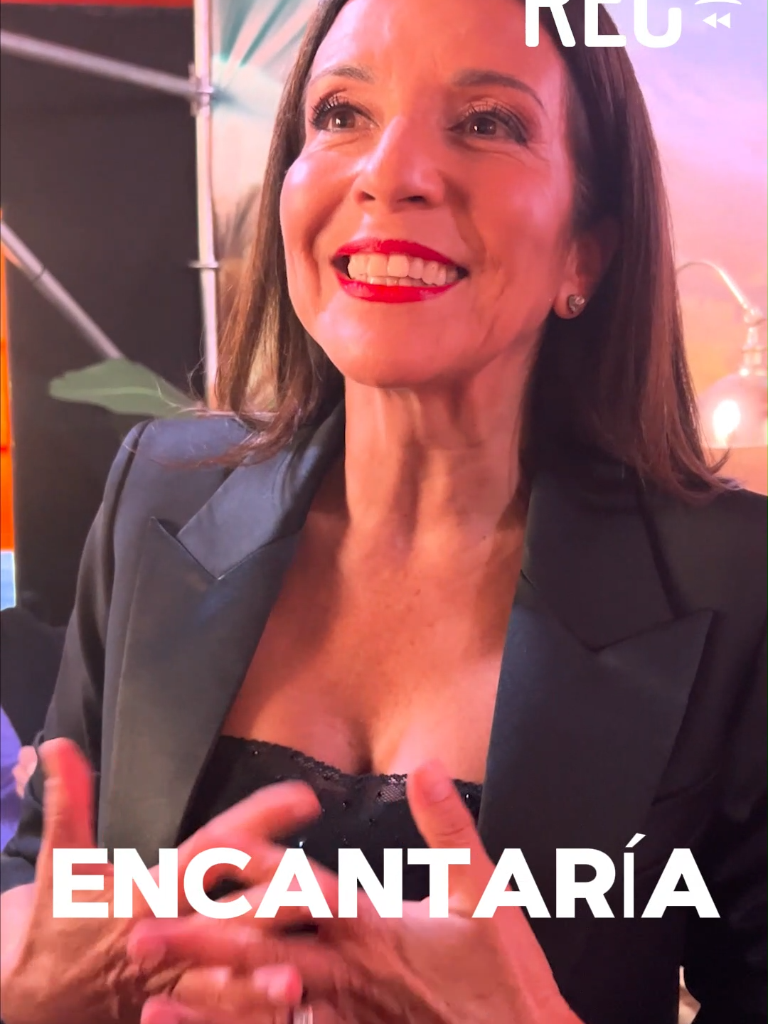 ¡Quedamos locos con el recuerdo! 😅 @karlaconstantcapetillo nos encantó con su saludo especial para nuestro cumpleaños 🧡 #10añosjuntos