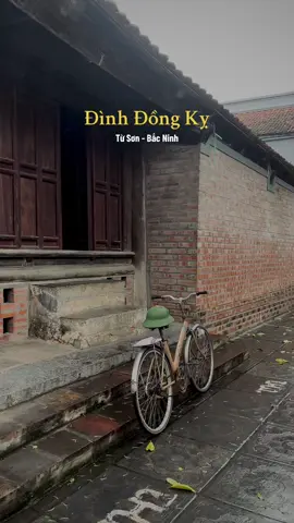 Đồng Kỵ vốn xưa là một làng Việt cổ, khi mới khai ấp lập làng gồm ba trang có tên nôm là Cời, Cọc, Cờ, nằm bên bờ sông Ngũ Huyện Khê.  Truyền rằng, cả ba trang đều thờ chung Thành Hoàng làng là Đức Thánh “Thiên Cương” có công đánh giặc Ân vào thời Hùng Vương thứ 6.  Về sau, cả ba trang hợp nhất thành một làng lớn lấy tên là “Đồng Kỵ” với ý nghĩa là “cùng giỗ” (thờ chung Thành Hoàng làng) #khamphavietnam #bacninh #travelphotography #travelvietnam #kientruc #dinhlang #vanhoa 