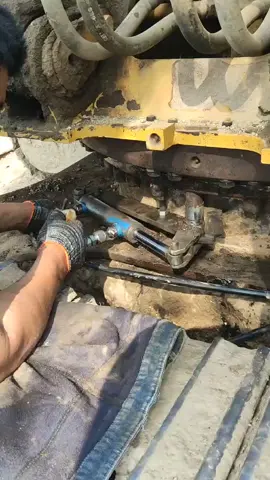 A practical tool for refitting a hydraulic torque hand with a hydraulic cylinder#怪手维修 #Excavator #tik_tok 