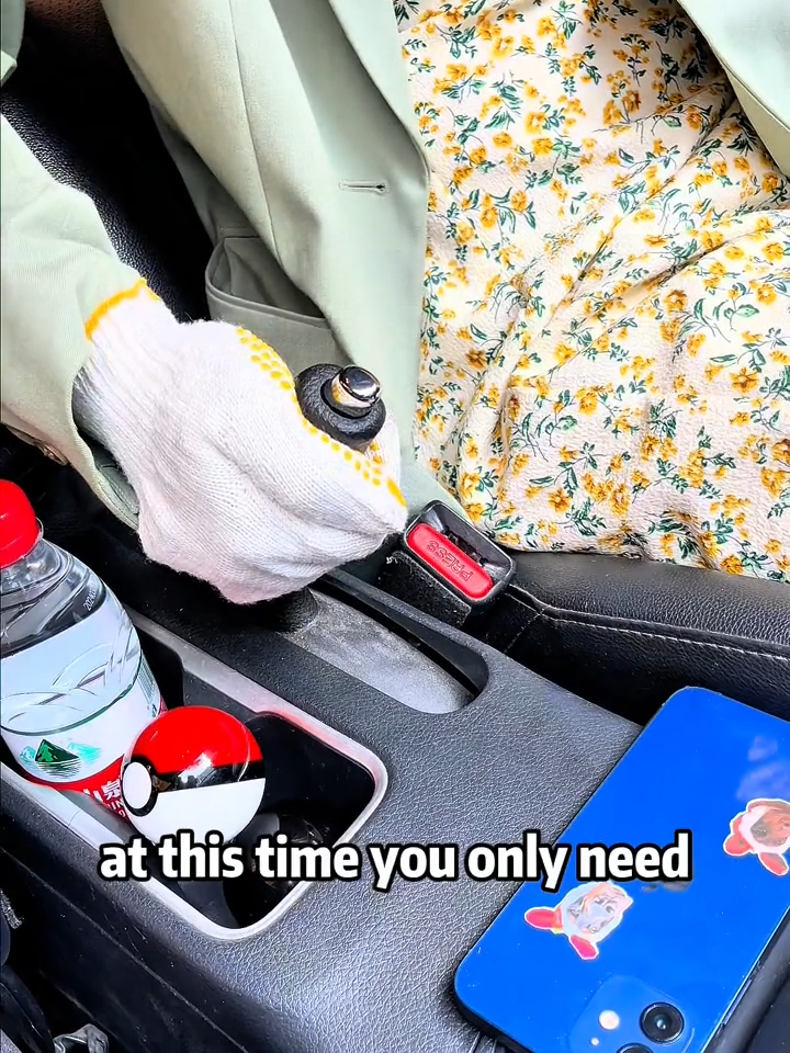 Learn the correct way to pull the handbrake to make driving easier#tiktok#howto#cartok#car#automotive  #driving  #skills  #knowledge  #fpy  #fyp  #tips  #foryou  #carsoftiktok