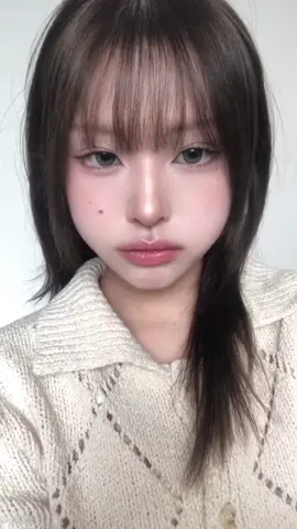 둘 다 예뻐서 반쪽씩 끼고 나갈까 고민 했던 렌즈들…♡ 뭐가 더 잘 어울리는 것 같아요?  @마이피픈  #비#비브차콜물#물방울렌즈그#그레이렌즈비#비브오트밀물#물방울렌즈베이지렌즈 