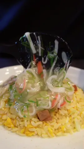 【5分で完成】ズボラでも大満足！カニかまあんかけチャーハンの作り方〈Crabstick Ankake Fried Rice〉 冷凍チャーハンを使った、簡単でありながら本格的なカニかまあんかけチャーハンの作り方をご紹介します！ズボラ飯ですが大満足のレシピです。 【カニかまあんかけチャーハン】 〈材料〉2人前 冷凍チャーハン 1/2袋（225g） カニかまぼこ（ほぐす）4本 青ねぎ（小口切り）1/4本 ◻︎あんかけ調味料 水 180ml 鶏がらスープの素 大さじ1/2 片栗粉 大さじ1 〈作り方〉 ①冷凍チャーハンを電子レンジで温める。 ②フライパンにカニかまと青ねぎとあんかけ調味料を全て加え、よく混ぜ合わせる。 ③中火にかけ、ダマにならない様に混ぜながしっかり加熱する。 ④とろみがついて沸騰すれば火からおろし、温めたチャーハンにあんかけをかければ出来上がり！ 〈ポイント〉 ・あんかけは片栗粉が入っているので、ダマにならない様にしっかり混ぜながら加熱して下さい。 沸騰させる事で、とろみが安定し、粉っぽさが無くなります。 〈補足〉 ・あんかけの具材は海老や鶏肉など、お好みのものをお使い下さい。 #冷凍チャーハンレシピ #カニかま #あんかけチャーハン #簡単レシピ #時短レシピ #家庭料理 #料理 #ズボラ飯 Easy and Authentic Crabstick Ankake Fried Rice Recipe Introducing a simple yet authentic recipe using frozen fried rice and crab-flavored kamaboko (fish cake)! It’s a lazy meal but guaranteed to satisfy. Crabstick Ankake Fried Rice Serves: 2 Ingredients: 	•	1/2 bag (225g) of frozen fried rice 	•	4 sticks of crab-flavored kamaboko (shredded) 	•	1/4 stick of green onions (finely chopped) For the Ankake Sauce: 	•	180ml water 	•	1/2 tablespoon of chicken bouillon powder 	•	1 tablespoon of cornstarch Directions: 	1.	Warm up the frozen fried rice in the microwave. 	2.	In a frying pan, combine the crab-flavored kamaboko, green onions, and all the ingredients for the ankake sauce. Mix well. 	3.	Heat over medium heat, stirring constantly to prevent lumps, until it is thoroughly heated. 	4.	Once it thickens and comes to a boil, remove it from the heat and pour the ankake over the warmed fried rice. It’s ready to serve! Tips: 	•	The ankake sauce contains cornstarch, so be sure to mix well while heating to avoid lumps. Bringing it to a boil will stabilize the thickness and eliminate any powdery taste. Additional Information: 	•	Feel free to use other ingredients such as shrimp or chicken in the ankake sauce according to your preference. #FrozenFriedRiceRecipe #Crabstick #AnkakeFriedRice #EasyRecipe #QuickRecipe #HomeCooking #Cooking #LazyMeal This recipe is not only quick and easy but also allows for customization, making it perfect for a busy day or when you want to whip up something delicious with minimal effort. Enjoy cooking!