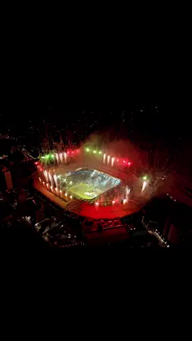 @SE Palmeiras @Allianz Parque  Ainda sobre a final do Paulistão!  Revendo esse belíssimo Gran-Finale 360 no @allianzparque ! Você sabia? Que nesse show foram utilizadas 73 posições de disparos? Foram 73 posições todas posicionadas com tecnologia de GPS (Global Positioning System) Apenas nesse “Gran-Finale” foram acionados mais de 800 candelas single shots importadas, disparos sequenciais com diferença de frações de segundos uma das outras! Para este show em específico foi uma semana de preparo na base da @fogosxingu ! Trazendo pra esta grande comemoração Comets e Mines de cores Predominantes Verde Branco e Vermelho enaltecendo as cores da Itália 🇮🇹 e remetendo às Origens do Clube fundado em 26 de Agosto de 1914 sob o nome de Palestra Itália! Nome este que carregou até o dia 14 de Setembro de 1942 quando se passou a chamar @palmeiras ! E também muito DOURADO tendo em vista a glória alcançada!! A duração total de show foi de 1:38 e foram utilizados 73 módulos FireOne e 1 console FireOne Xl4, além de outros dois como Backup!  Foram disparados 4.690 tubos média de 50,6 tubos por segundo!  Impressionante não acham? Mas não poderia ser diferente pois é a também impressionante vigésima sexta conquista do estadual pelo Palmeiras! Mas nada disso seria Possível sem a Logística Fantástica da @fogosxingu E a Fantástica EQUIPE técnica que trabalhou com dedicação e profissionalismo singular  desde a preparação na base até a execução no site! A equipe do @allianzparque  que nos recebe sempre com grande carinho e respeito! E principalmente a @palmeiras  por ter confiado no nosso trabalho!!! Obrigado a todos! (Equipe marcada no reel) VOCÊS SÃO F©️D@S! PS: foram 17 nesses 20 segundos 😂❤️