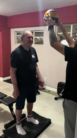Tanto a velocidade de reação quanto o reflexo são fatores importantes a serem treinados, para que o idoso consiga se “defender” de possíveis quedas!  Nesse vídeo te mostro duas variações deste exercício! 😉 #Fisio #fisioterapia #idosos #reabilitação #qualidadedevida #equilibrio #treino #geriatria #gerontologia #physioterapy #terceiraidade #reflexo #atendimentoadomicílio #fisioeric 