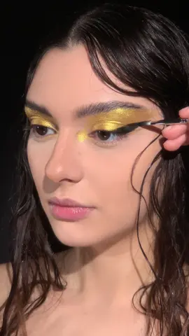 A Love Story💛🖤 • Beauty @Ruxi  • #malvinaisfan #mlimakeup #mlihowto #mlitiktok #howtomakeup #liquidgold #boldmakeup #boldlook #makeuptutorial #beoriginalbeyou 