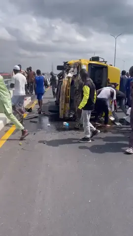 Tragedy strikes as some bus passengers are flung into the lagoon, others injured following a road traffic accident that occurred on the 3rd mainland bridge this morning.  😢 #trendingnow #kingstyle_tvupda 