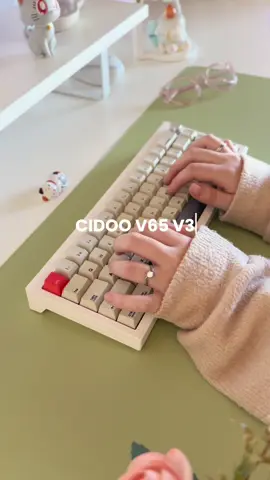 Cidoo V65 V3 from @CIDOO 🍃 I am in love with the retro keeb !! #keeb #keyboard #keyboardasmr #keyboards #keebs #mechanicalkeyboard #aluminiumkeyboard #retrovibes 