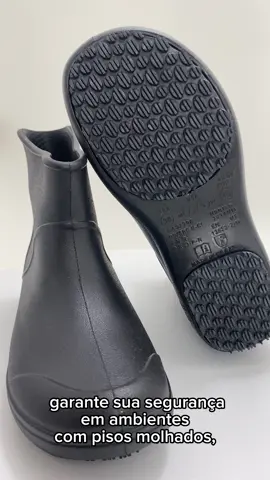 Esta Bota é uma ótima aliada para quem mexe com água e não quer escorregar! - Feita em EVA - Bota Leve Impermeável e Resistente à Líquidos - Super Fácil de limpar; - Solado Antiderrapante: Pode ser usado em casa ao lavar o quintal, dar banho nos animais, pois protege contra queda. É muito usada em Restaurantes, Cozinhas Industriais, Frigoríficos, Açougue, trabalhos com Limpeza em Geral, Pet Shop, Banho e Tosa, Hotelaria, Fazenda. - Formato Bota Cano Curto Fechada - De acordo com a NR-32; - Fácil de Limpar - Pode ser Higienizado com Hipoclorito. - Calçado Isolante Elétrico - Ideal para Eletricistas; - Com Aprovação do Ministério do Trabalho - CA 37390 - Cores: Preto e Branco nos Tamanhos: 34, 35, 36, 37, 38, 39, 40, 41, 42, 43, 44. Light Boot é um modelo completo, com todas as Qualidades Técnicas Comprovadas e Aprovadas pelo Ministério do Trabalho e pode ser usada pelas mais diversas áreas profissionais. GASTRONOMIA: Ótimo para trabalhos com água e pisos escorregadios. VETERINÁRIA: No Pet Shop ou na Fazenda, para trabalhos no campo e na lida com animais, protege os pés contra umidades, não escorrega em pisos lisos. LIMPEZA: Muito procurada por profissionais que usam maquinário para fazer limpeza. Um grande exemplo é o uso desta Bota na limpeza de Shoppings usando Máquina do tipo enceradeira. Este modelo oferece tração durante o manejo da Máquina, mesmo em pisos lisos. Tenha em seu Uniforme de Trabalho esta Bota e esteja pronto para os mais exigentes desafios de Proteção. Tudo isso sem perder o conforto, mesmo durante longas Jornadas de Trabalho em pé. #conforto #mameluko #softworks #impermeavel #leveza 
