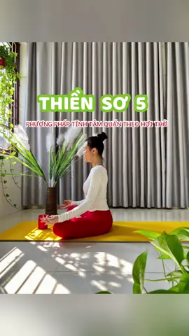 👉 Thiền sơ thực hiện vào đầu buổi tập  là quá trình hướng toàn bộ sự chú ý và ý thức vào quá trình thở tự nhiên, bình thường hay tập trung vào một điểm nào đó. 👉Chuẩn bị bước vào buổi tập, khi cơ thể của chúng ta đã chuẩn bị cho luyện tập nhưng tâm trí chưa chắc đã tập trung, những suy nghĩ lăng xăng sẽ xuất hiện khi ta ngồi ở tư thế tĩnh tâm.  👉 Việc tâm trí cố gắng chống lại sự tĩnh tâm là điều bình thường nhưng đó cũng chính là điều khiến chúng ta cố gắng tập trung vào hơi thở để chuẩn bị cho việc tâm trí bước vào buổi tập. Người tập lúc này hãy hướng sự chú ý của mình vào bên trong, phương pháp này chính là buộc tâm trí chỉ chú ý đến một vật mà các bên khác bị loại trừ dẫn đến nhất tâm.  👉 Có nhiều phương pháp khác nhau nhưng ở những bài thiền sơ này phù hợp cho tất cả mọi người đó là phương pháp tĩnh tâm quán theo hơi thở.  #hayoga #hayogaonline #yogachonguoimoibatdau #tothonmoingay #yogagirls #yogatusonbacninh #autumnyoga #hayogaonlinePT1_1 #yogaonline #CapCut 