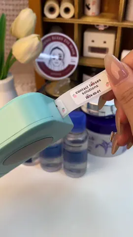 Using tags to classify and pay attention to expiration dates is really practical! #phomemo #amazonfinds #labelmaker #tiktokmademebuyit #makeup #organize #fyp #desksetup #desk 