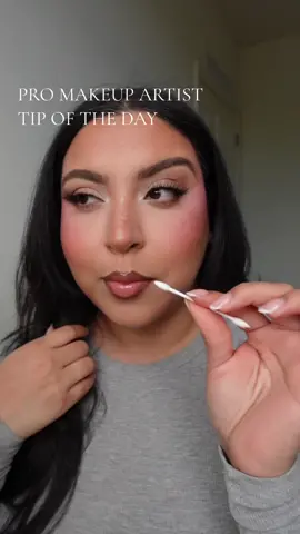 Pro makeup artist tip of the day: use a Q-Tip to remove excess makeup thay causes excessive creasing. It wont fully get rid of the problem, but it helps a lot. #makeuptip #makeuphack #promua #creasing 